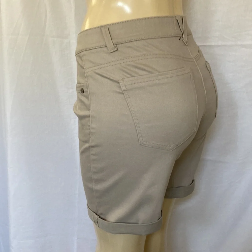 DEMOCRACY Jeans Tummy Control 7” Inseam khaki Color Twill Shorts Size 6 NWOT